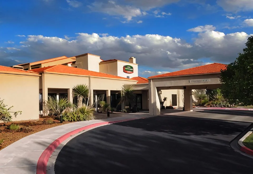 Courtyard Albuquerque Airport exterior and covered driveway